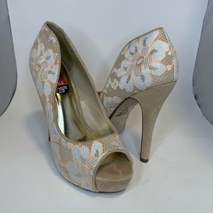 3/$25 - NWT!! Shii beige/white/orange peep toe